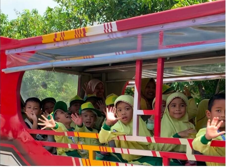 Siswa TK Aisyiyah 40 Pondok Permata Suci berkunjung ke SD Muhammadiyah 1 GKB Gresik (Mugeb School), Rabu (06/11/24). Mereka bikin slime.