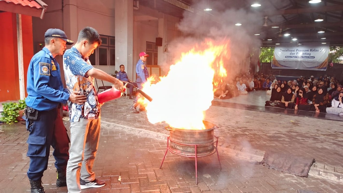 Api Damkar Belajar Langsung dari sang Penakluk Api: Damkar Gresik Bakar Semangat ...